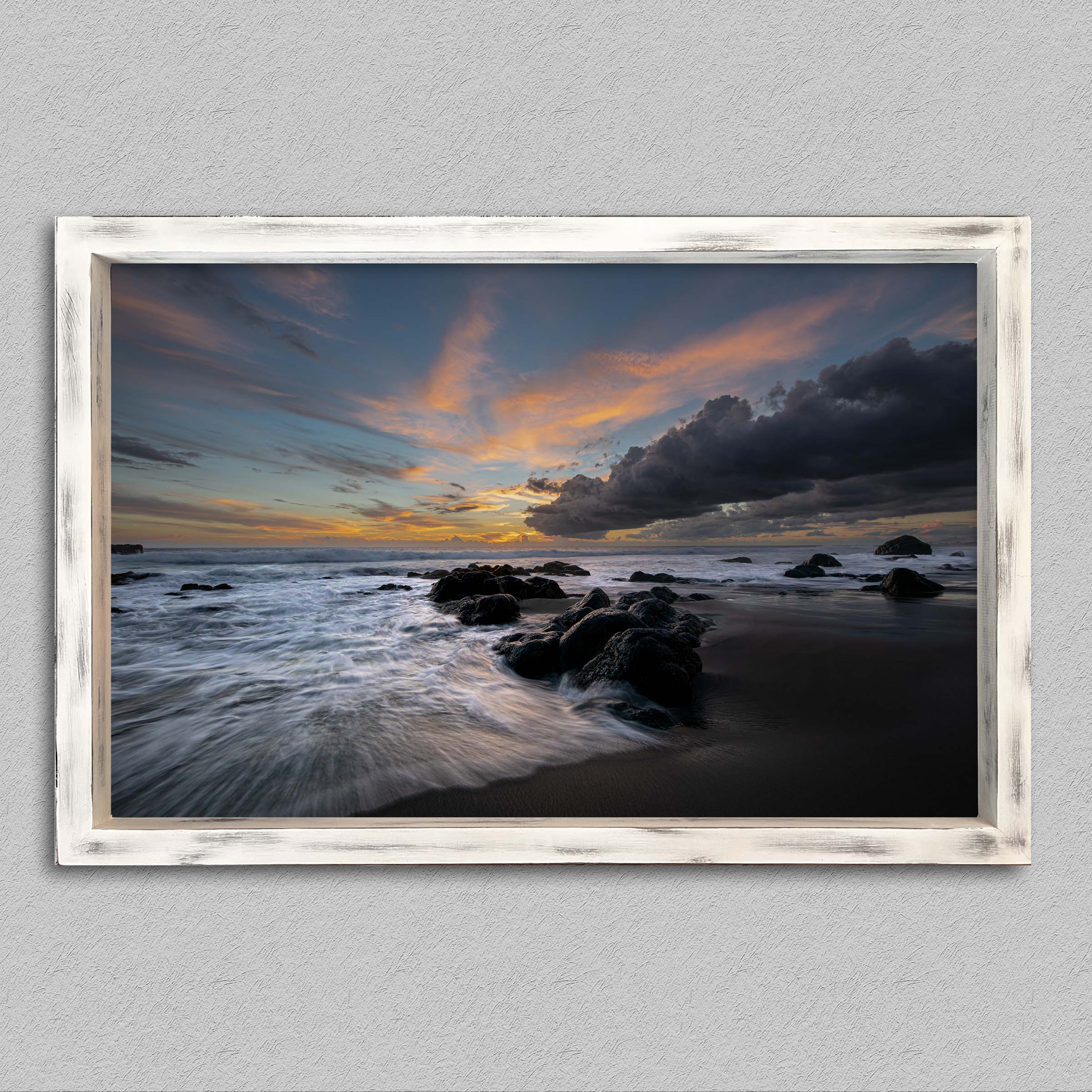 Pose allongée sur bois blanc