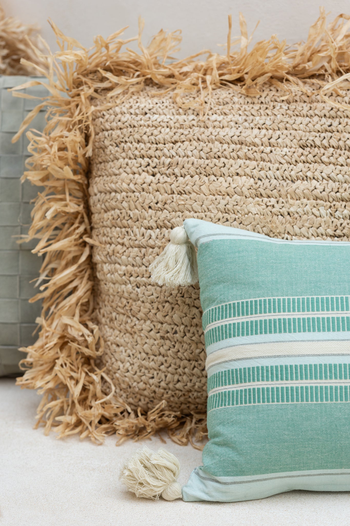 Raffia-Kissen Natur mit dekorativen Fransen im Boho-Stil