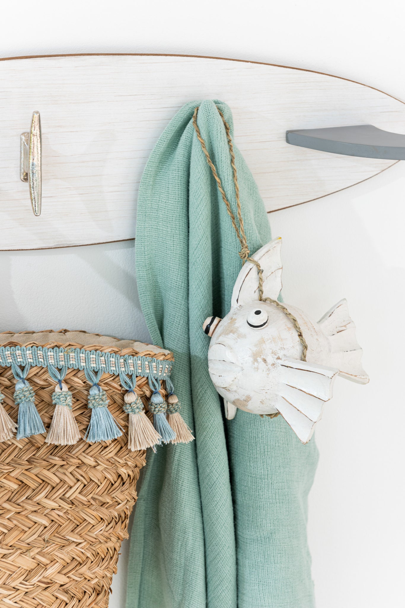 Strandtasche dekoriert mit Kleidung im sommerlichen Look