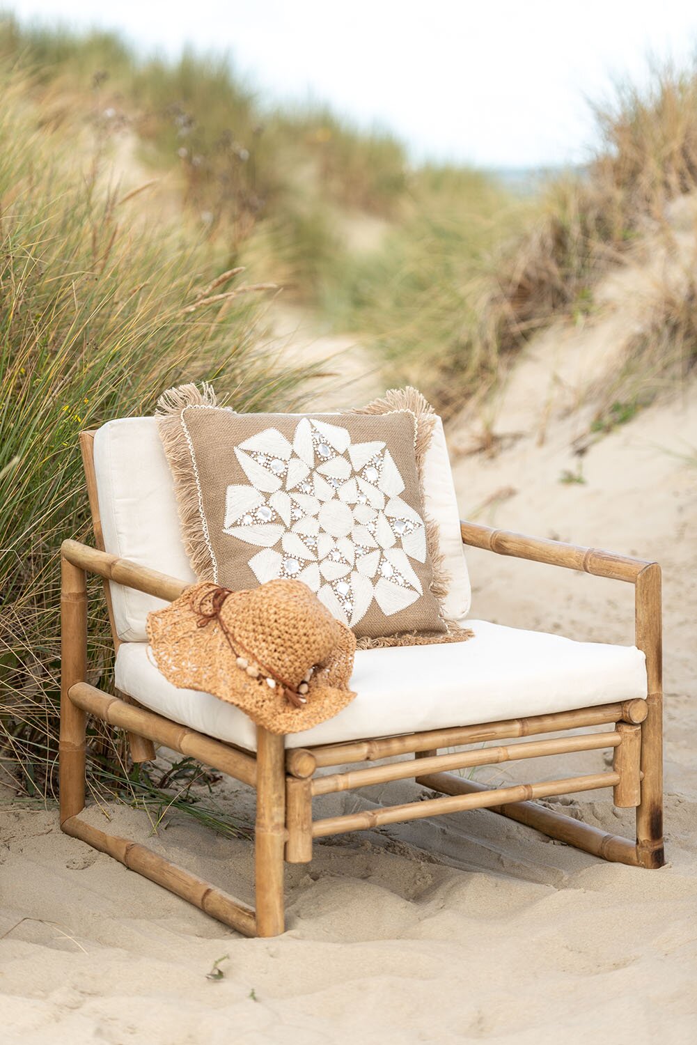 Blütenkissen Natur auf einem Holzsessel im Boho Stil