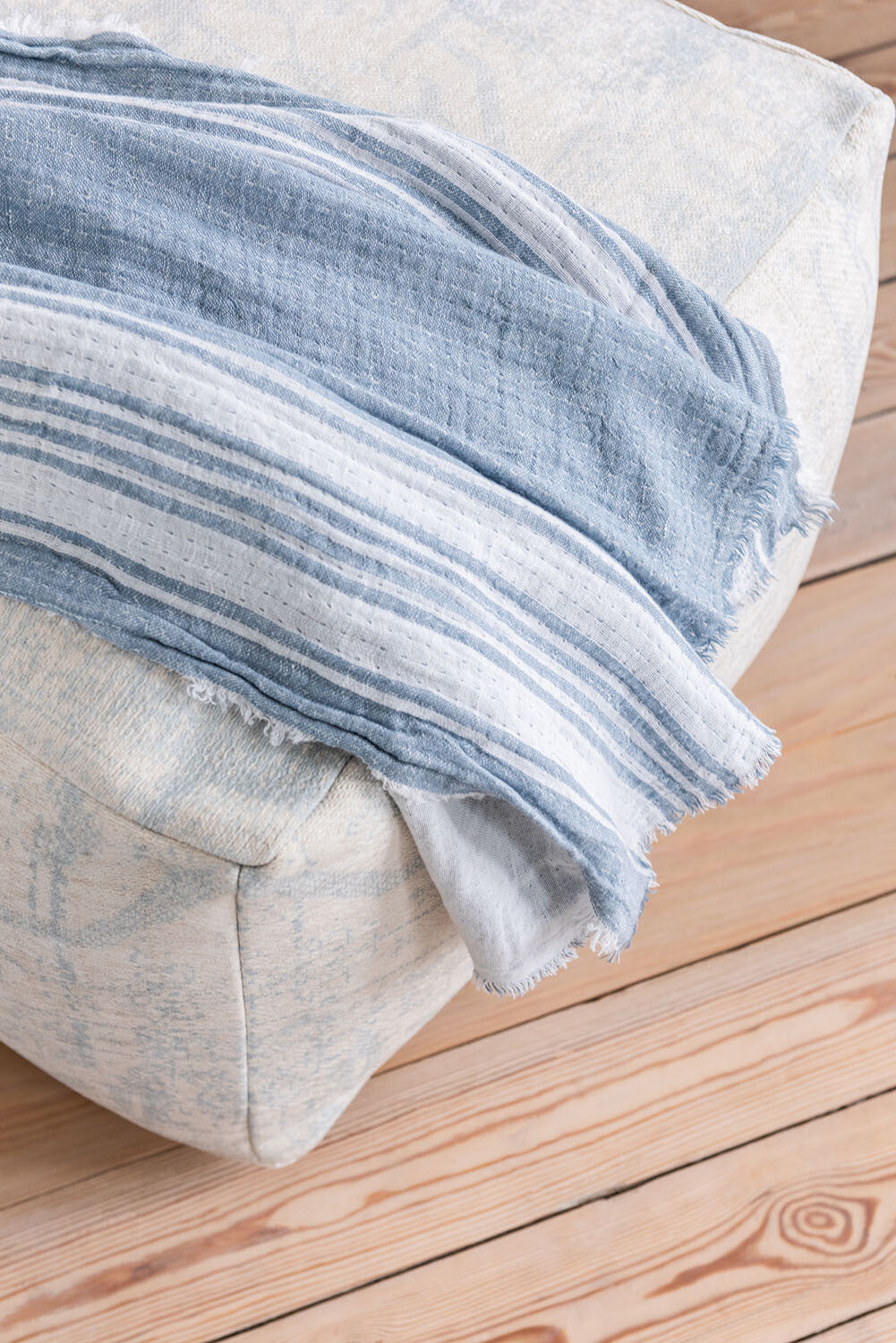 gemütliche decke küstenstil blau weiß sofa