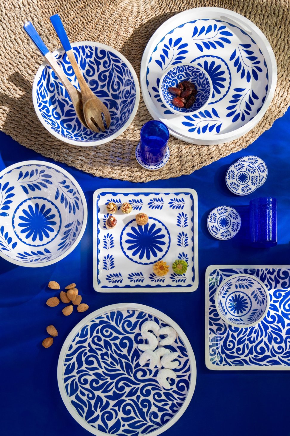 Blaue und weiße Untersetzer aus Mangoholz auf gedecktem Tisch