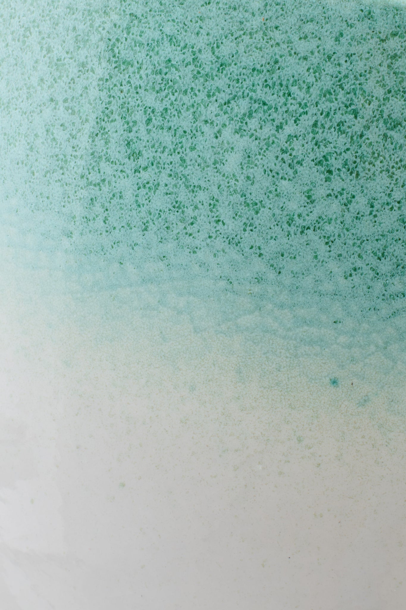 Detailaufnahme Keramik Oberfläche mit Mint Farbverlauf