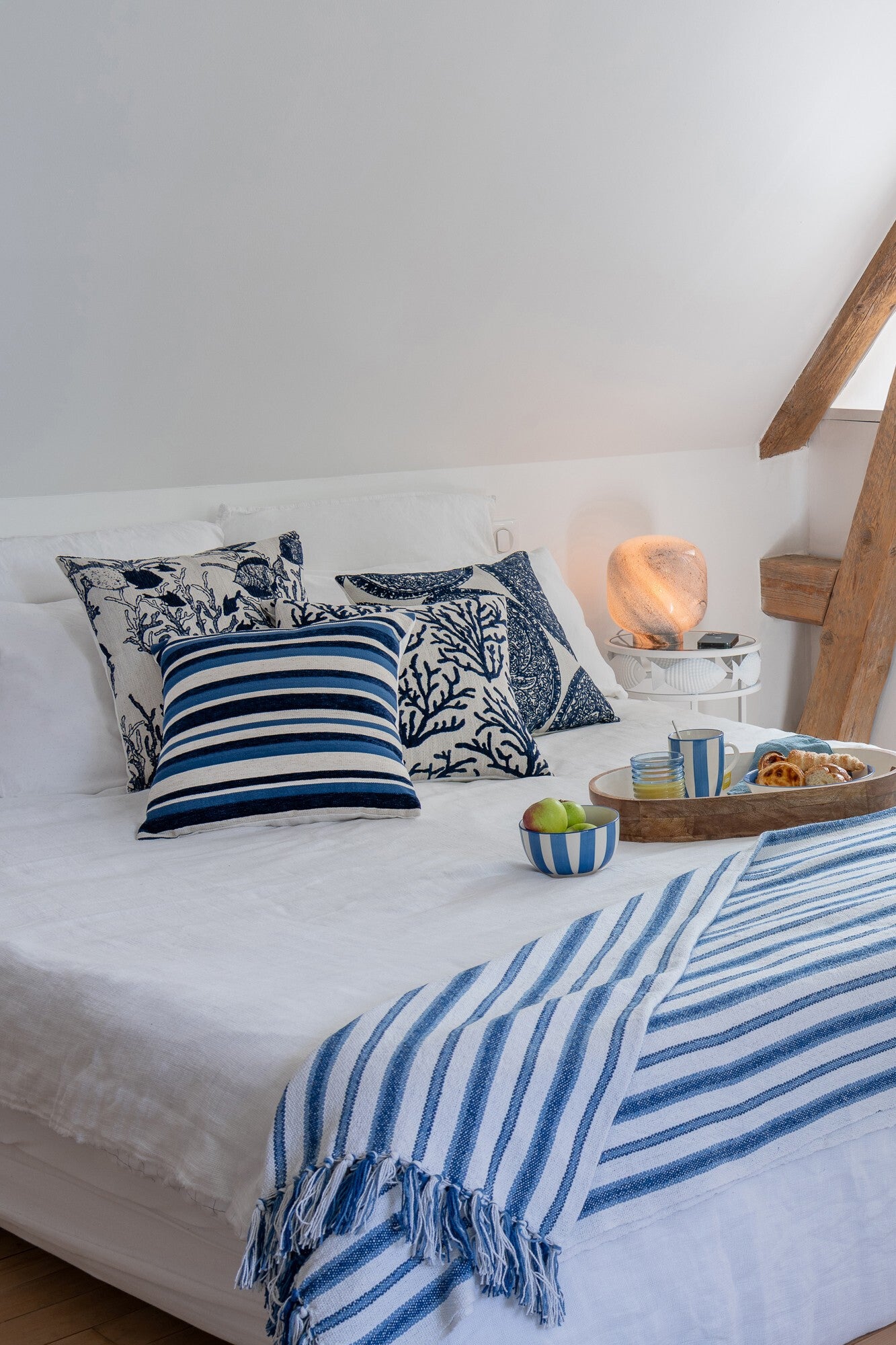 Dekorative Kissen im maritimen Stil für Bett oder Sofa