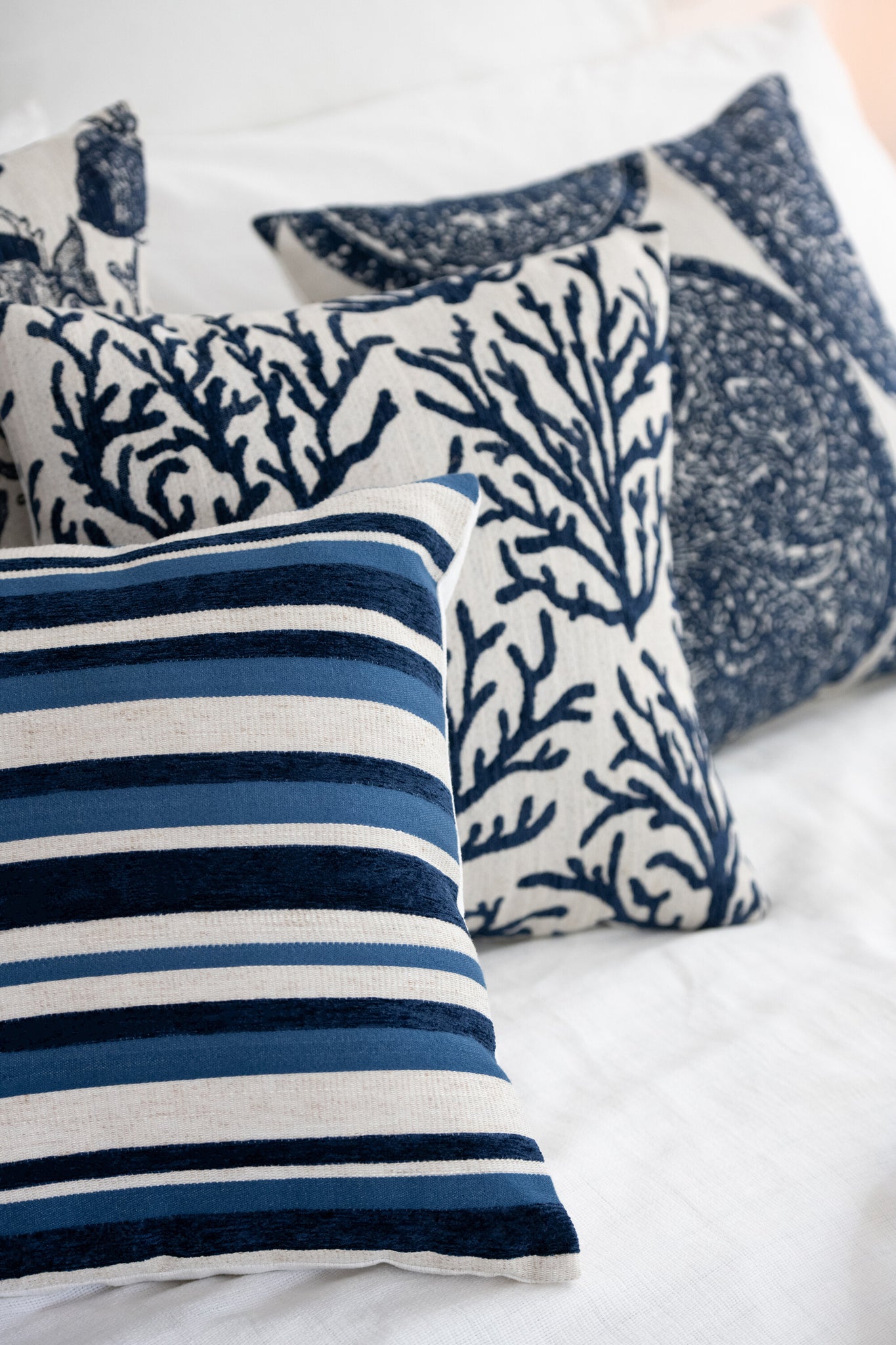 Blau weißes Kissen Set mit Streifen und Korallenmuster auf Sofa