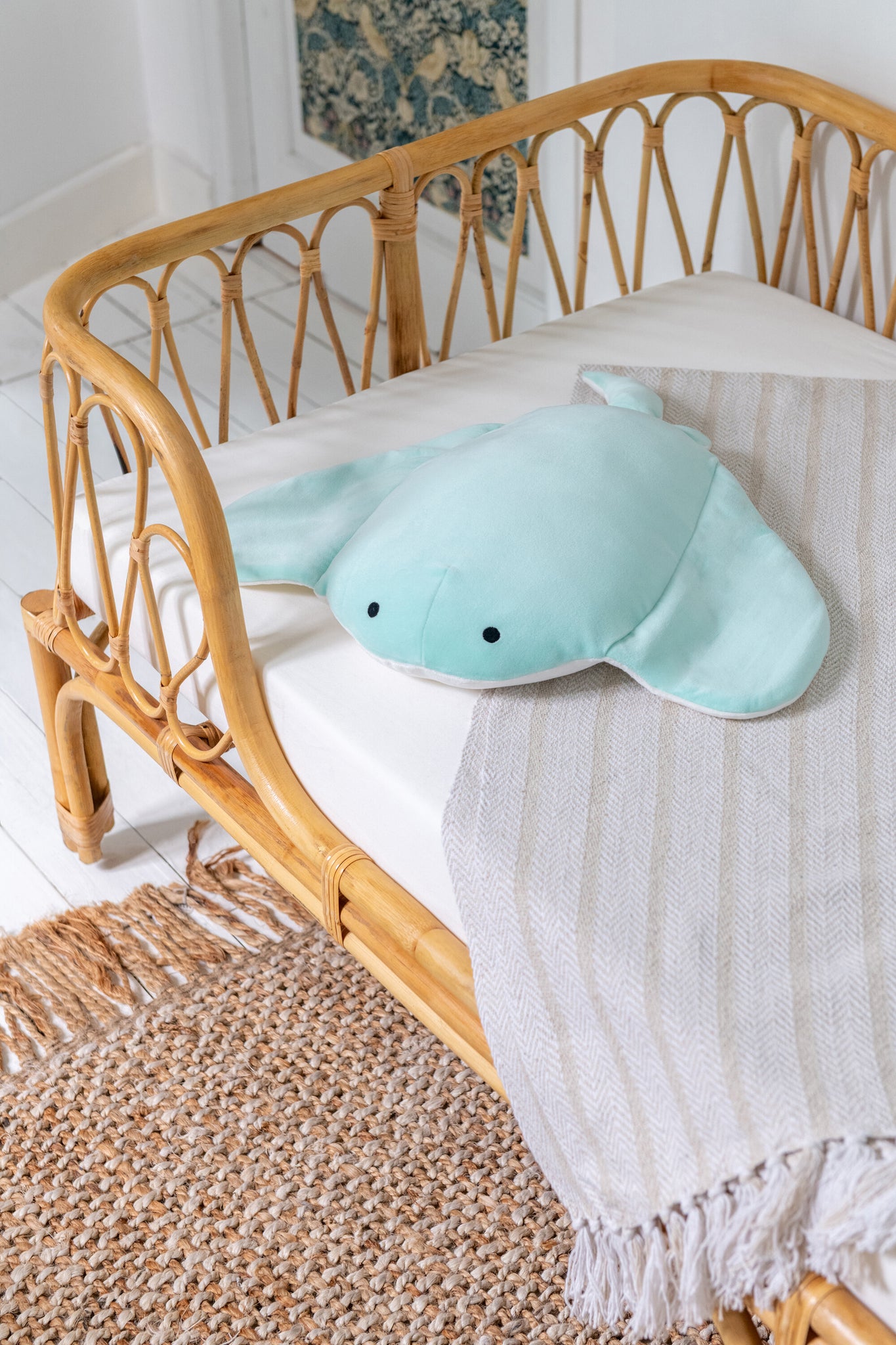 kinder kuschelkissen rochen hellblau bett weich