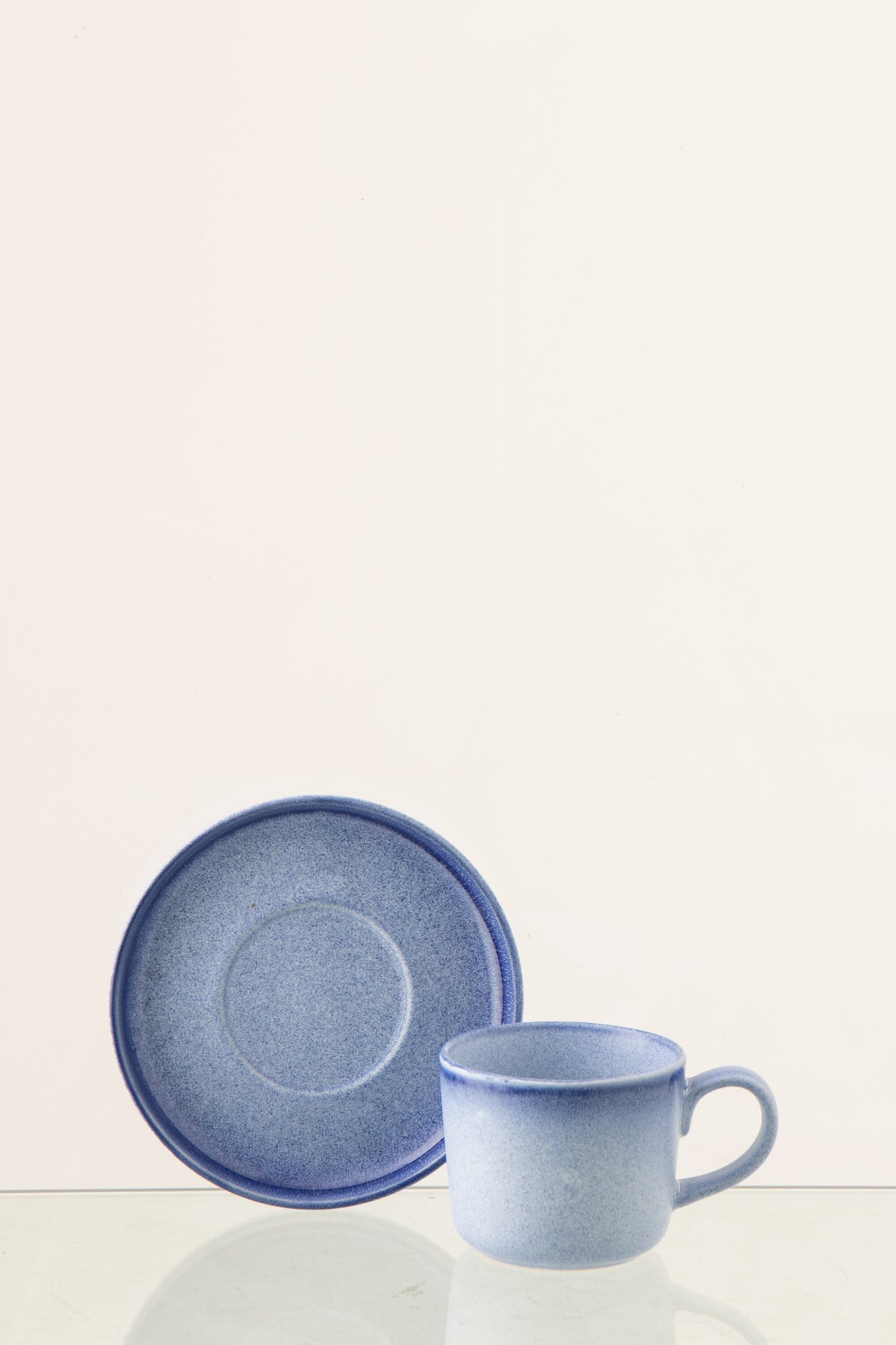 Kaffee Tasse mit Unterteller aus blauem Steingut im maritimen Stil
