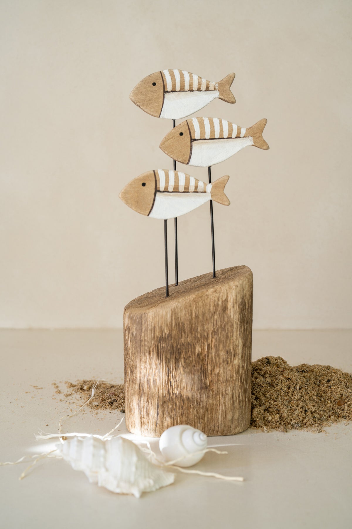 Poisson sur socle en bois de paulownia, naturel/blanc, petit