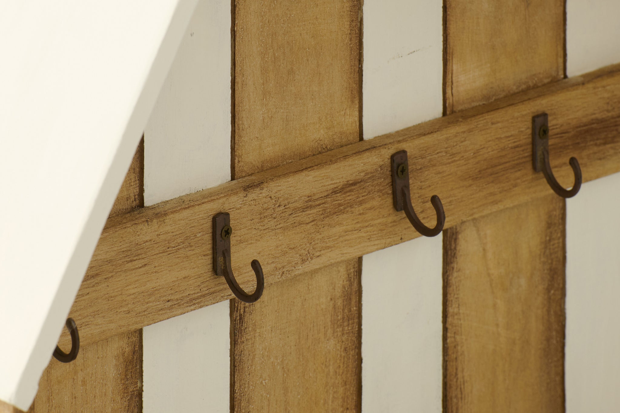 Llaveros “Beach House” de madera de paulownia – Natural/Blanco