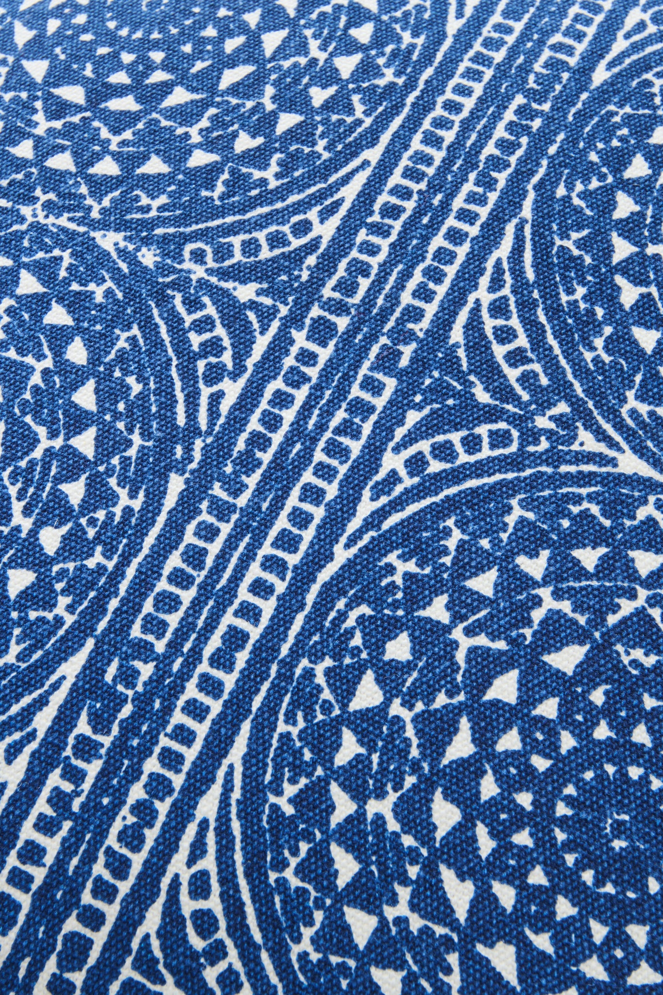 Detailaufnahme des Mosaikmusters in Blau und Weiß