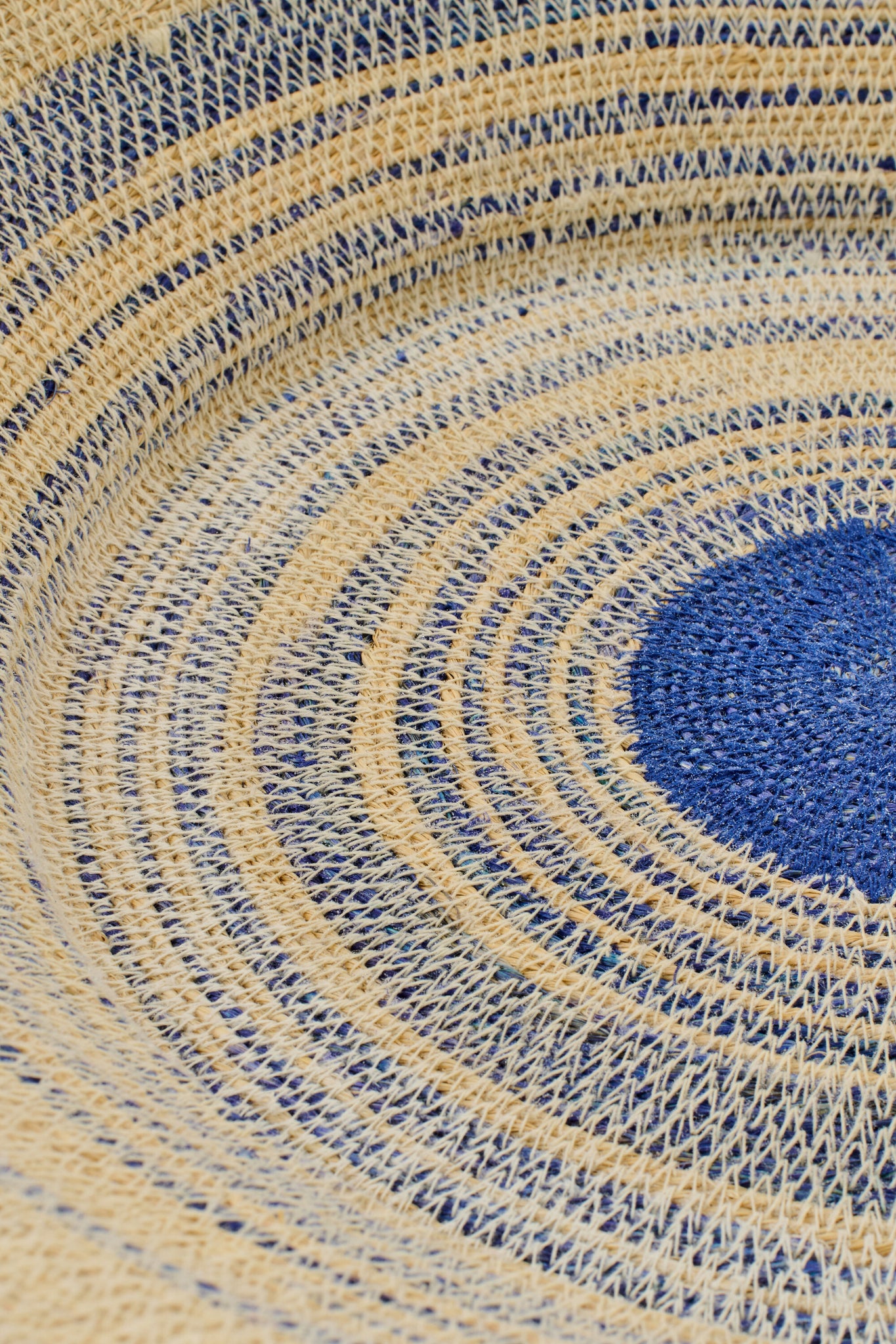 Detailansicht geflochtenes Seagrass Tablett mit blauem Muster