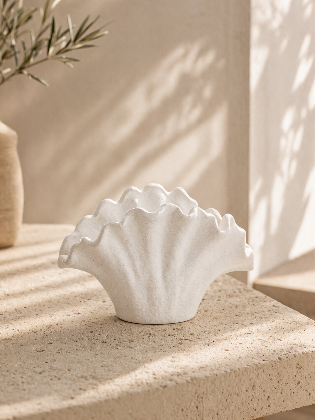 Weiße Porzellanvase in Blumenform – Moderne Deko Vase