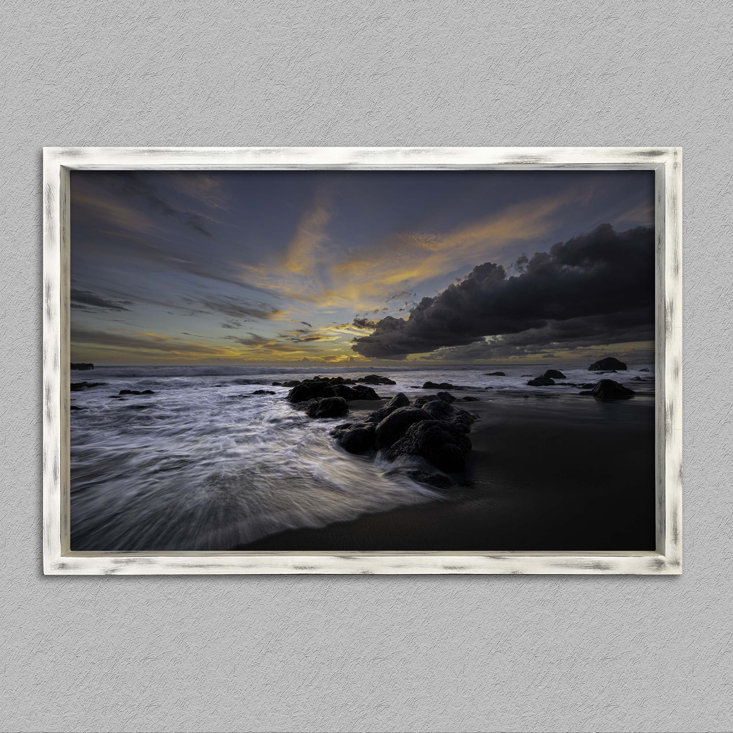 Pose allongée sur bois blanc