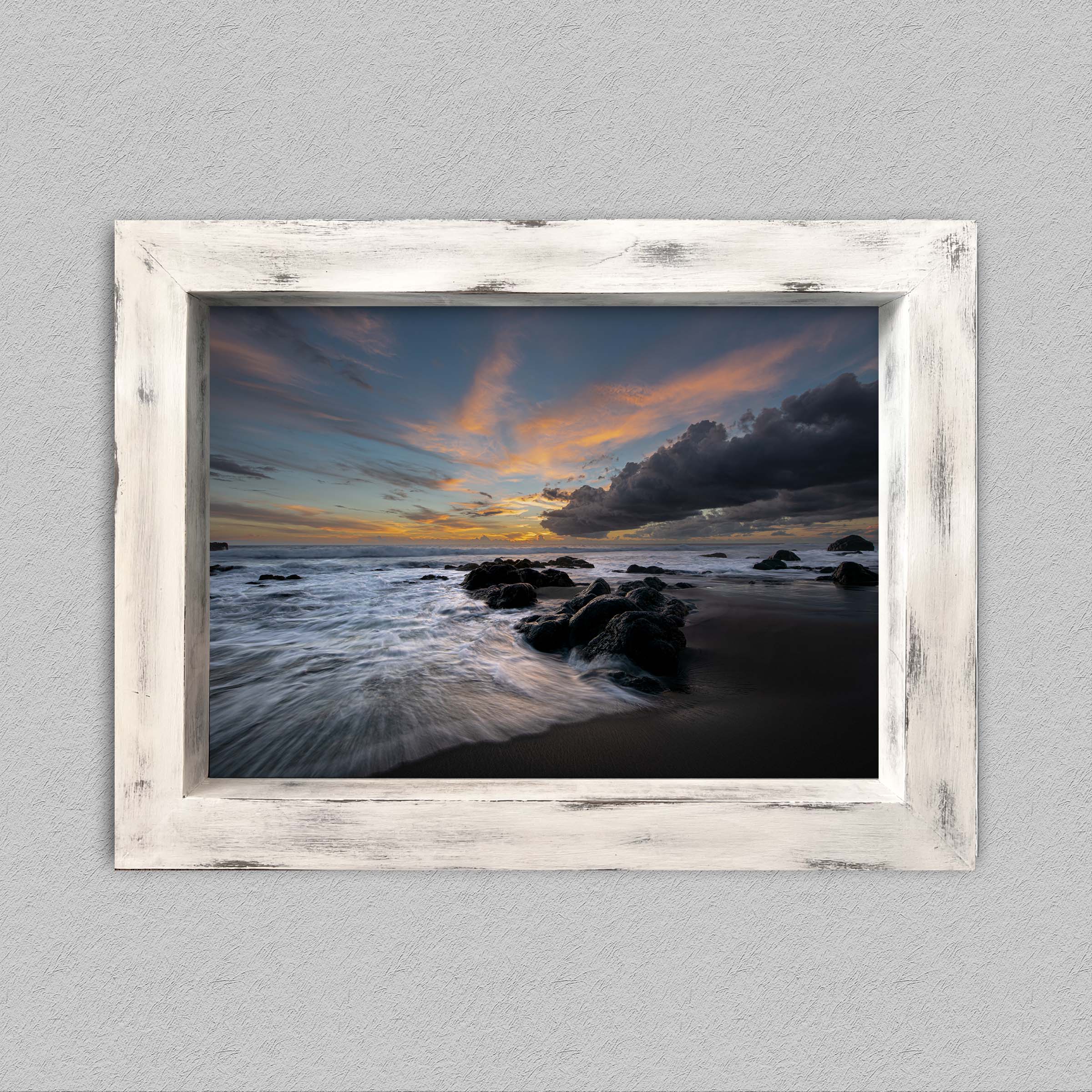 Pose allongée sur bois blanc