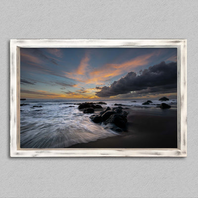 Pose allongée sur bois blanc