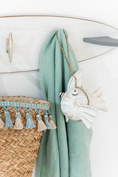 Strandtasche dekoriert mit Kleidung im sommerlichen Look