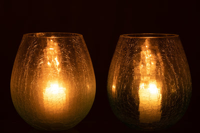Windlichter aus Glas mit warmem Kerzenlicht im Dunkeln