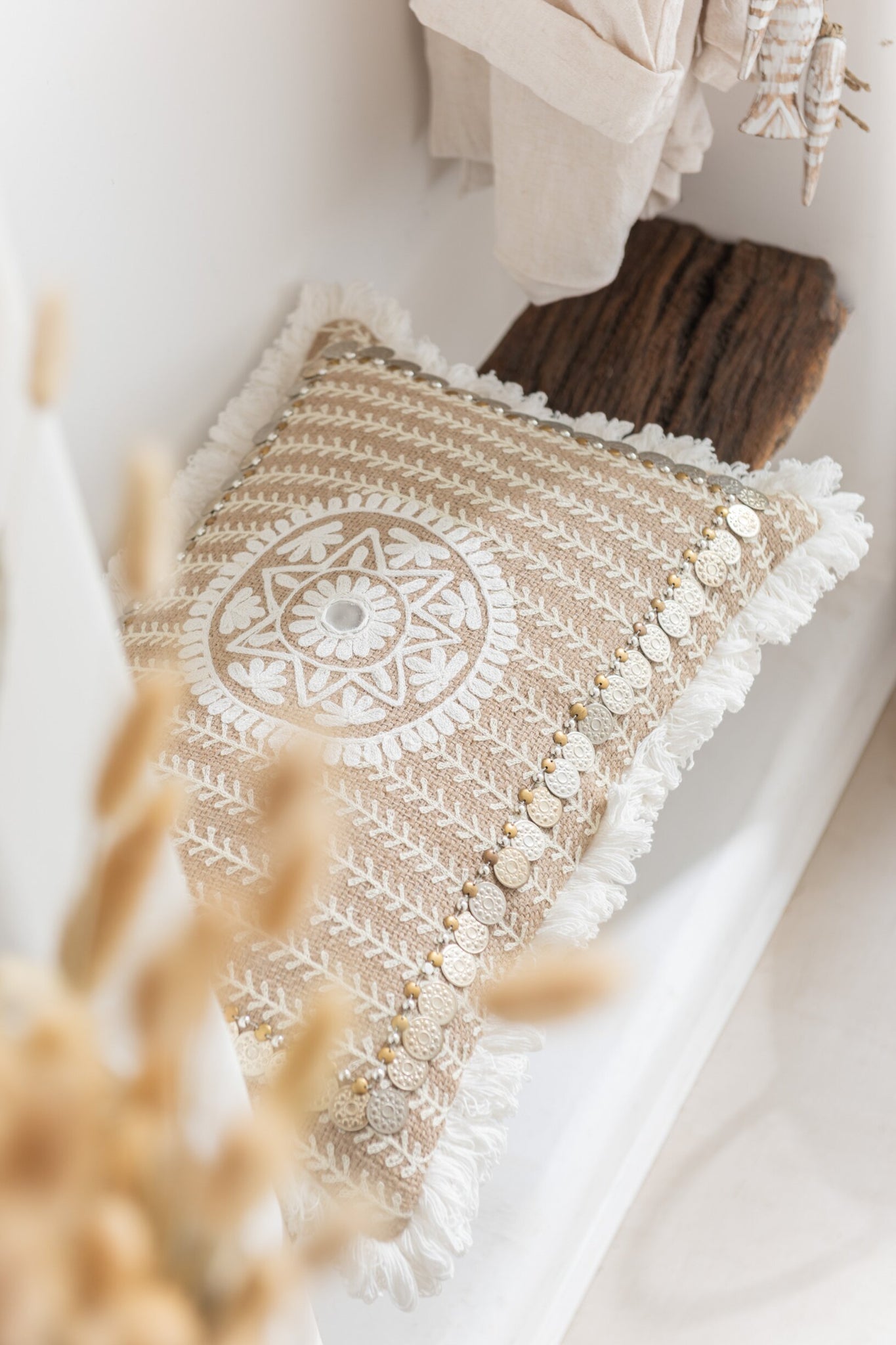 Kissen mit Ethno Muster und Jute
