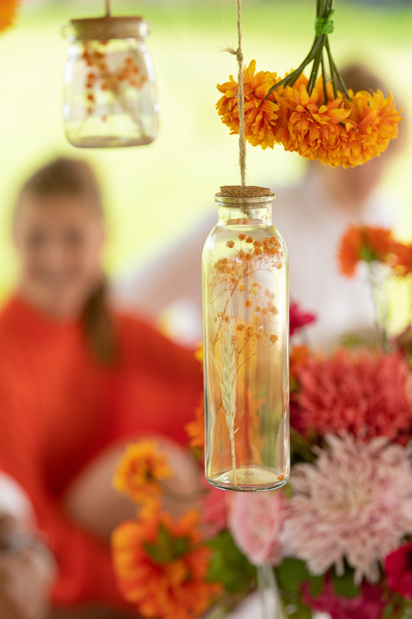 Hängende Fläschchen mit bunten Trockenblumen, Glasmix, (4er-Set, Groß)