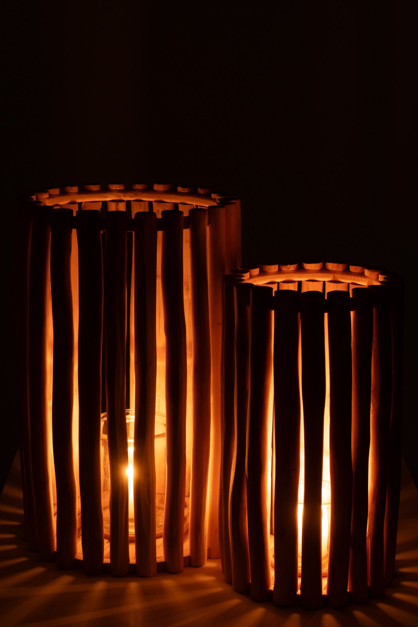 Teakholz Windlichter mit stimmungsvollem Licht