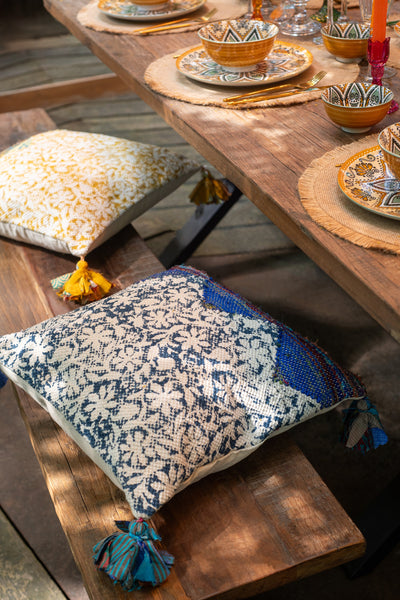 Bunte Blumenkissen im Boho-Stil auf einem Sofa