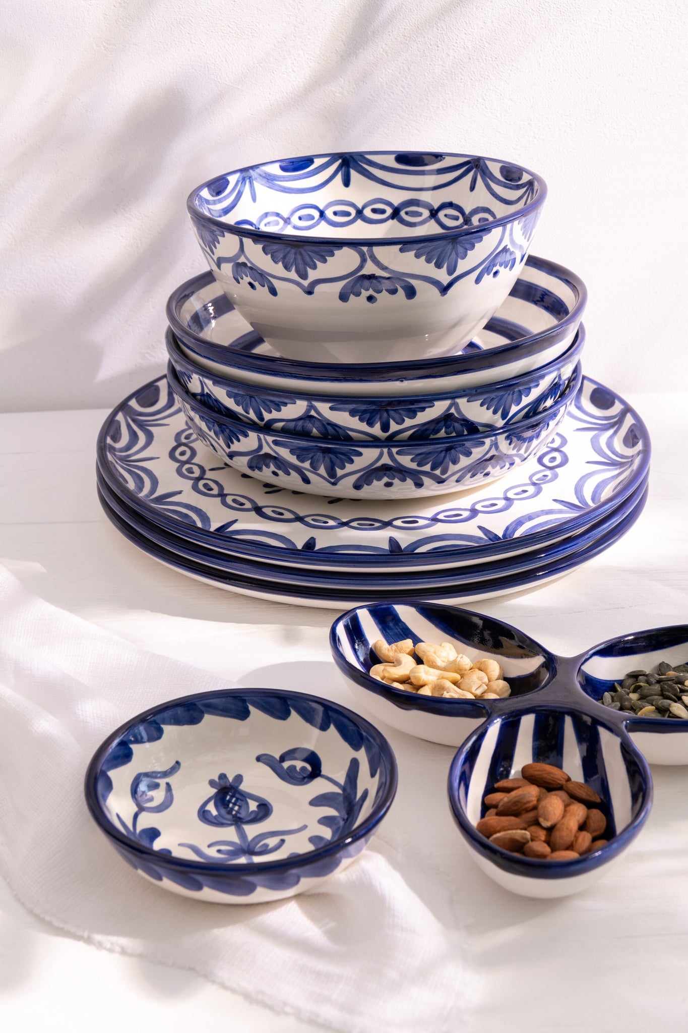 Blau weißer Servierteller aus Keramik
