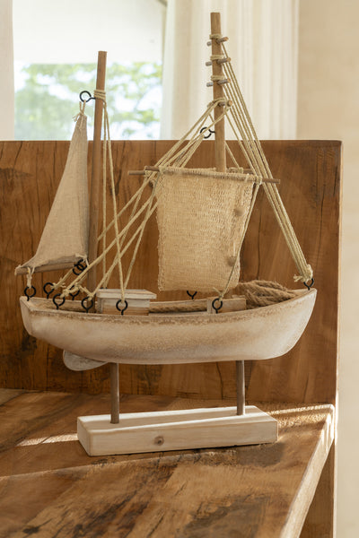 Segelboot im Küstenstil