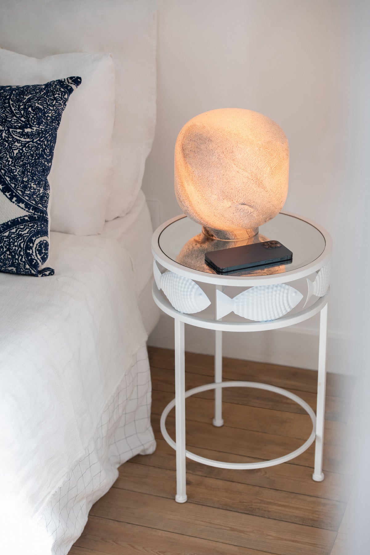 Tables d'appoint gigognes blanches à motif poisson (lot de 2)
