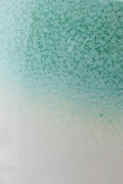 Detailaufnahme Keramik Oberfläche mit Mint Farbverlauf