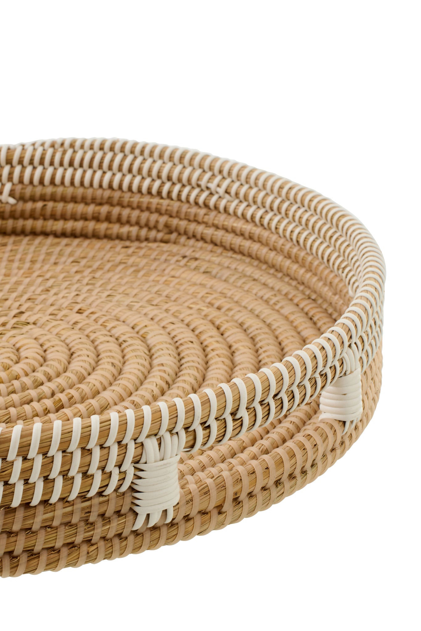 Set aus 2 dekorativen Tabletts aus Stroh – Natur/Weiß