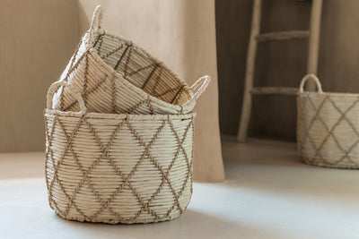 Geflochtenes Korbset aus Papiergeflecht im Boho-Stil
