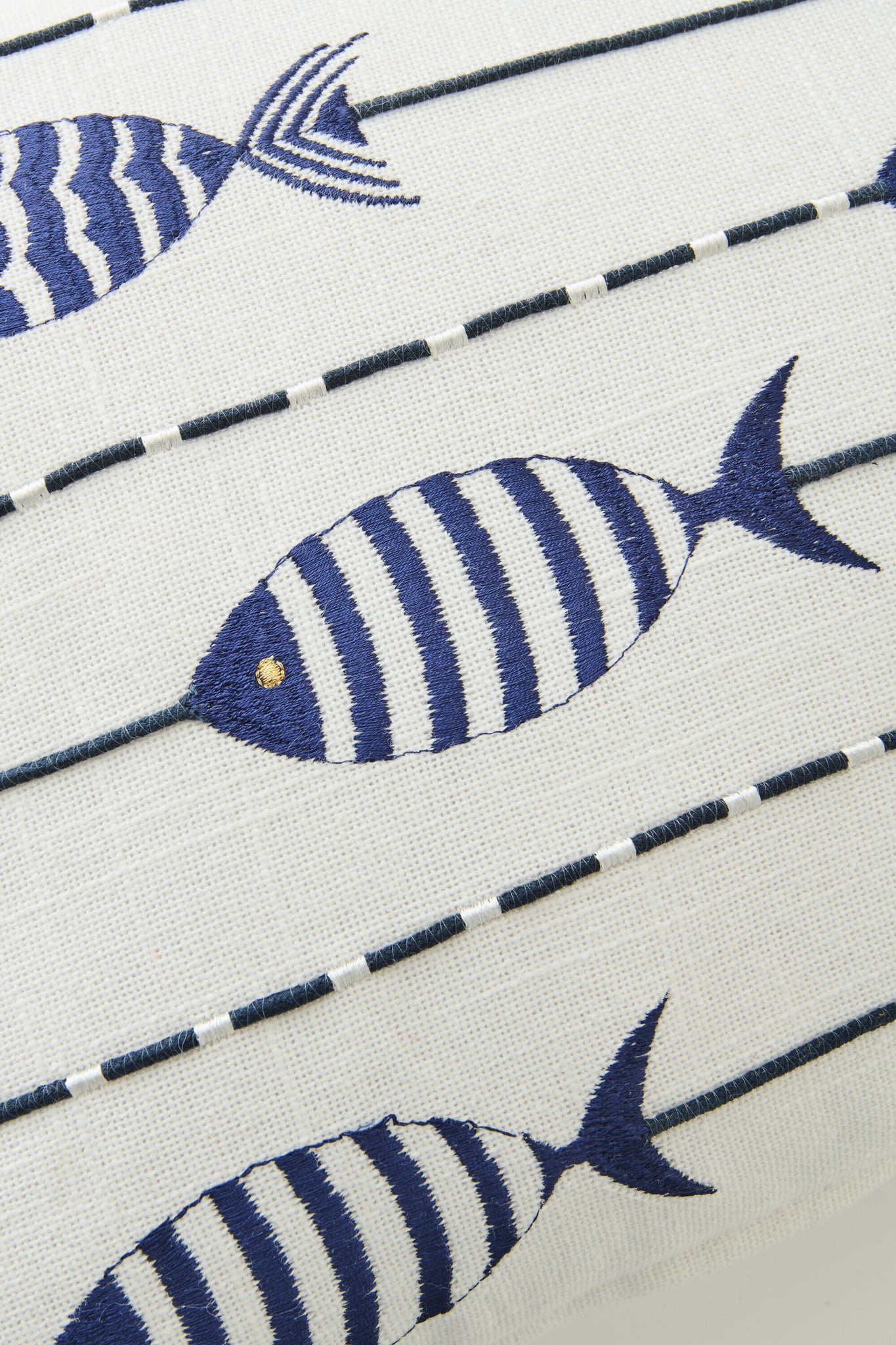 Detail Fischmuster blau auf weißem Baumwollkissen