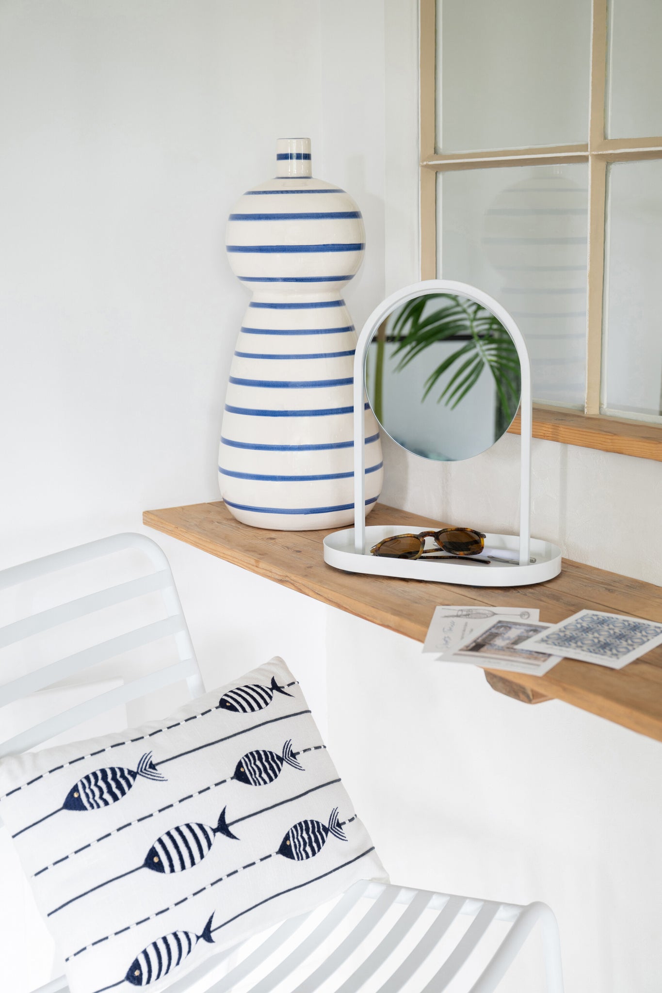 Dekokissen mit blauen Fischen dekoriert auf Sofa im Küstenstil