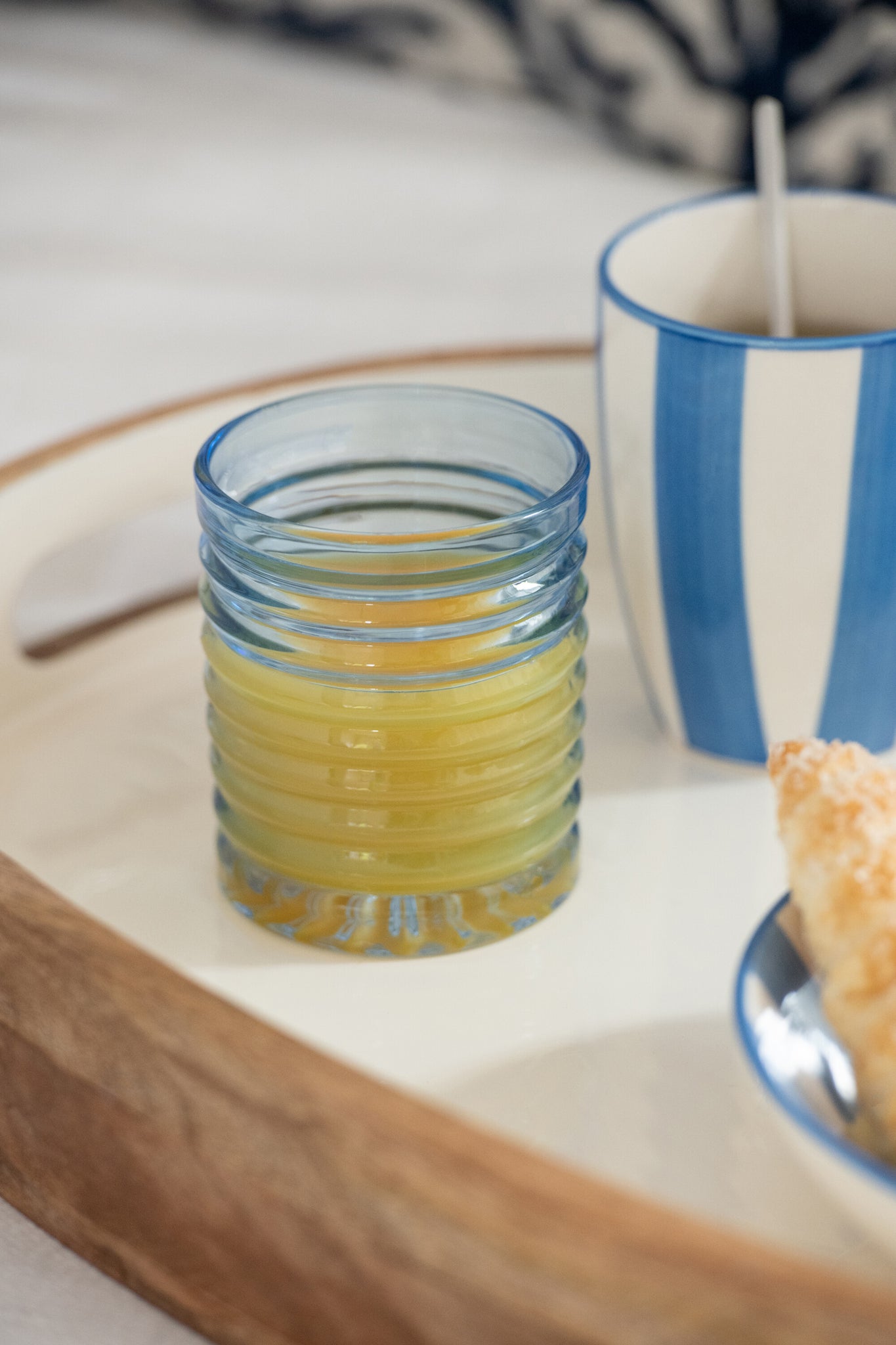 Trinkglas hellblau geriffeltes Glas Tisch maritim