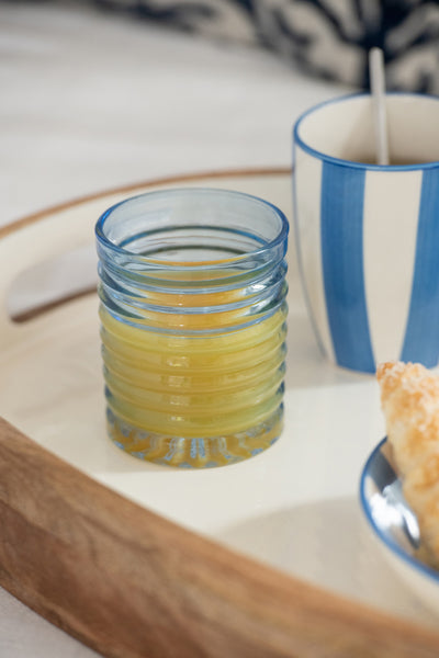 Trinkglas hellblau geriffeltes Glas Tisch maritim