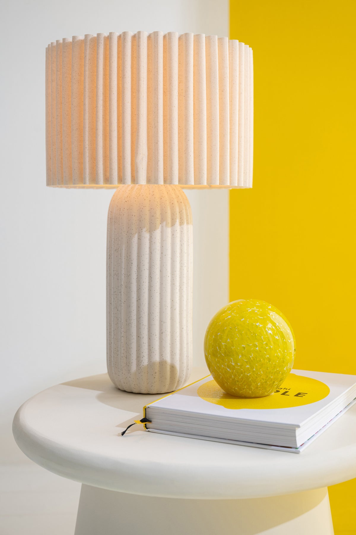 Elegante Tischleuchte mit Lampenschirm
