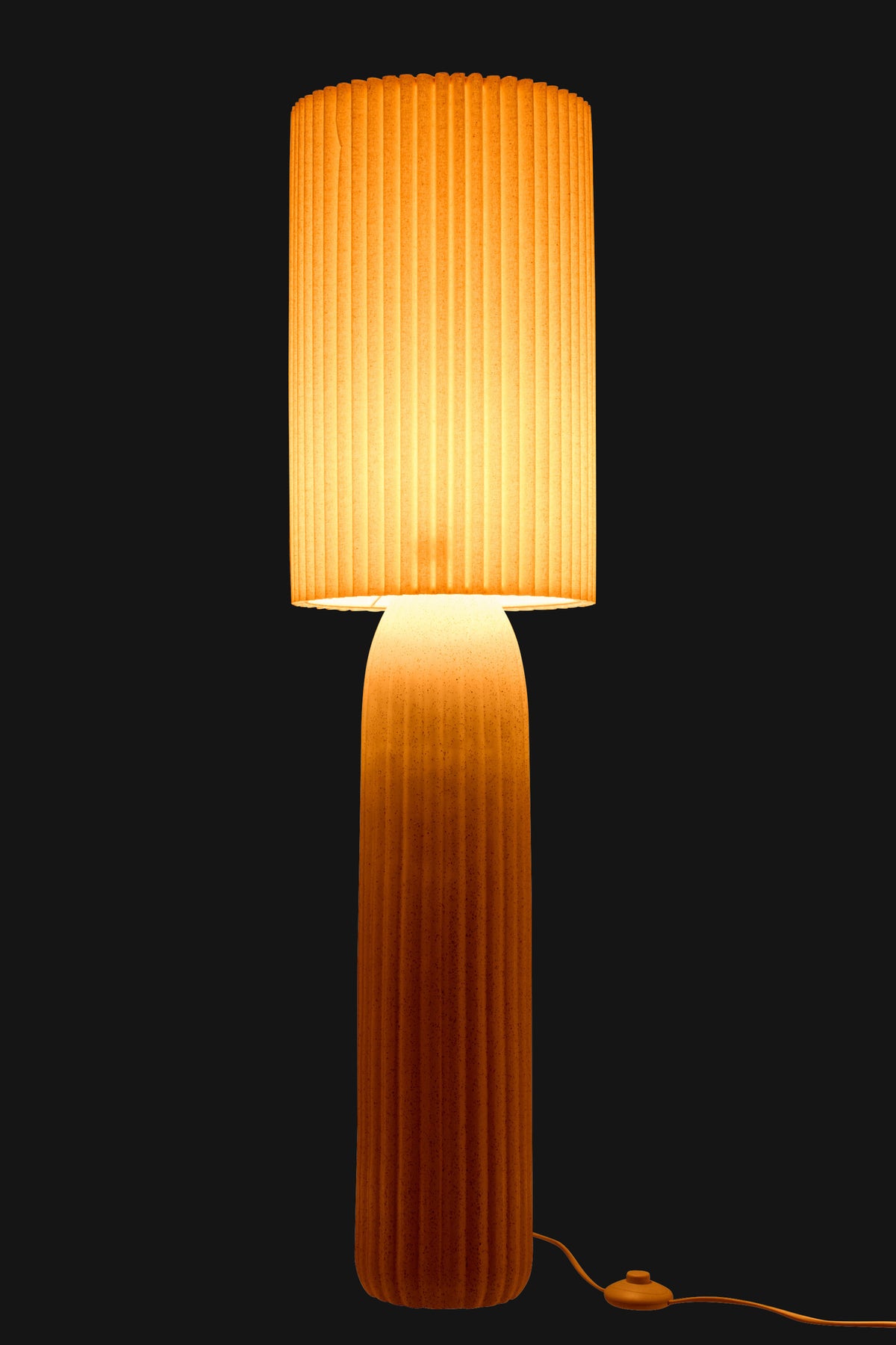 Elegante Stehleuchte mit Lampenschirm
