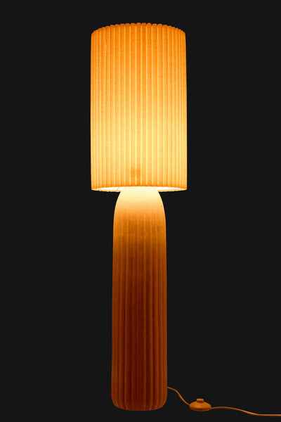 Elegante Stehleuchte mit Lampenschirm
