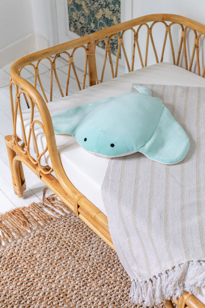 kinder kuschelkissen rochen hellblau bett weich