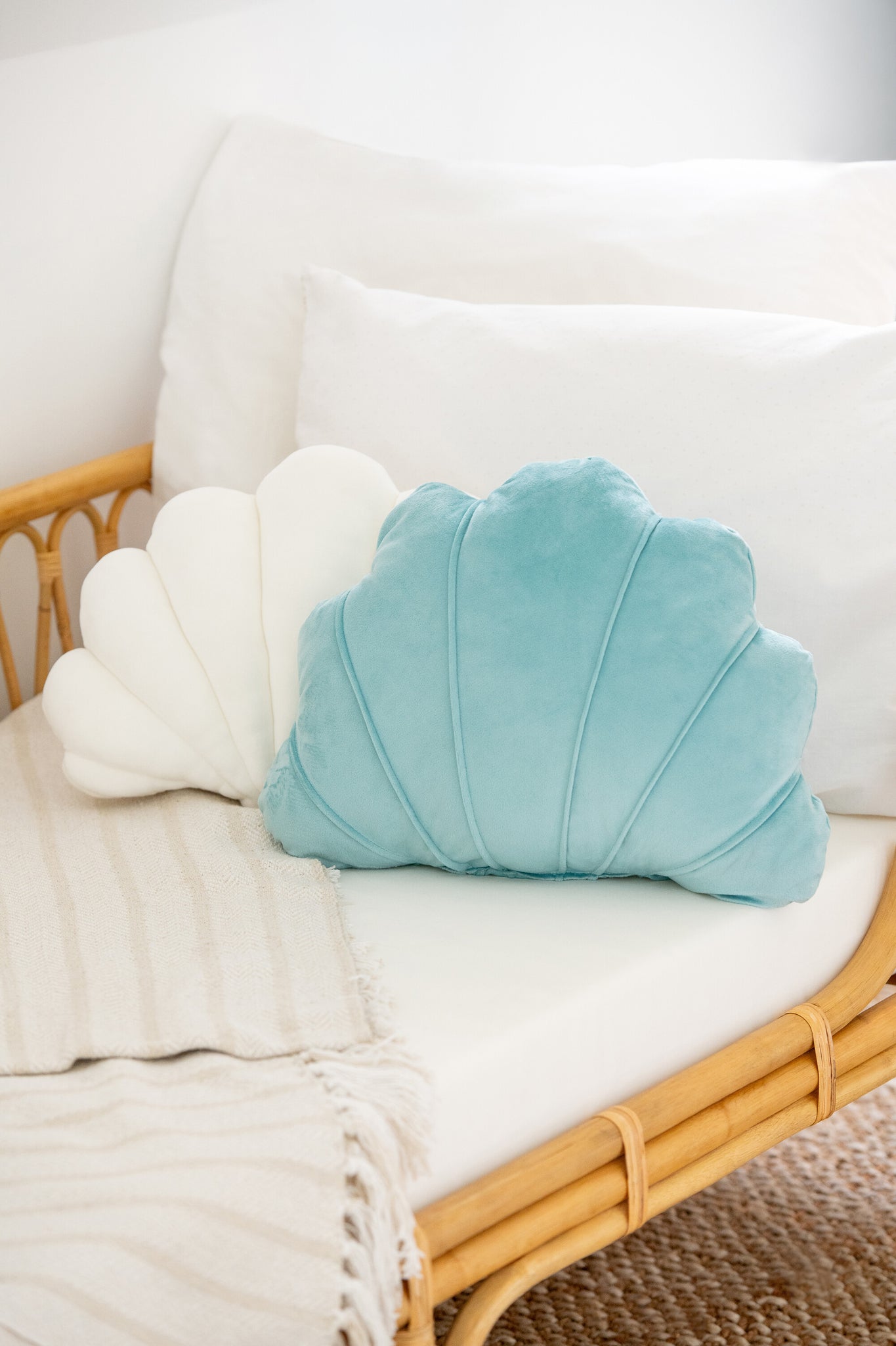 kinderkissen muschel hellblau bett kinderzimmer deko