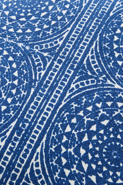Detailaufnahme des Mosaikmusters in Blau und Weiß