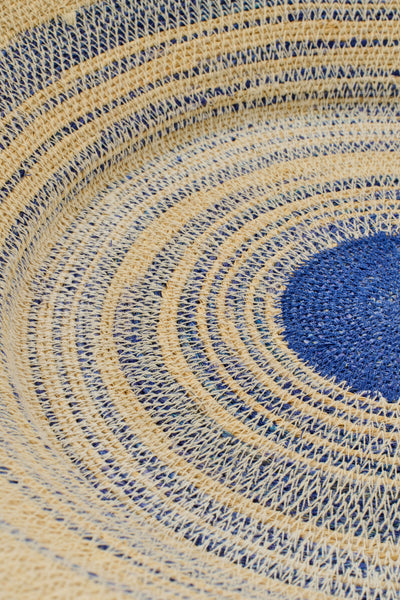 Detailansicht geflochtenes Seagrass Tablett mit blauem Muster