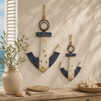 Maritimer Deko-Anker aus Holz in Blau, Weiß und Natur – stilvolle Wanddekoration im Küsten- und Strandhausstil.