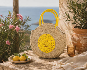 Runde Strandtasche aus Seegras mit Blumenmuster, Natur/Gelb